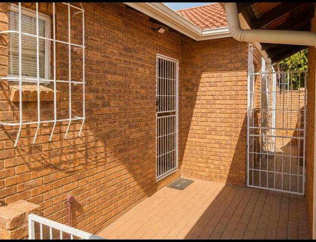 3 BEDROOM TOWNHOUSE FOR SALE IN ELDORAIGNE